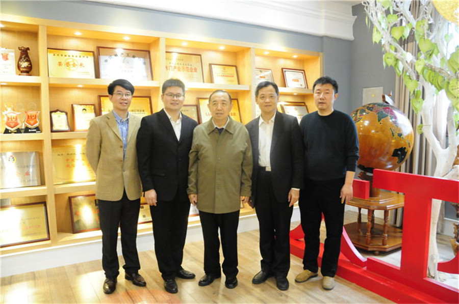 国家人社部原副部长杨志明（左三）一行莅临大卫参观指导，大卫董事长蒋卫（左二）.jpg