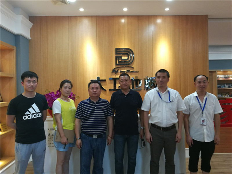 家装e站一行来大卫参观考察.jpg