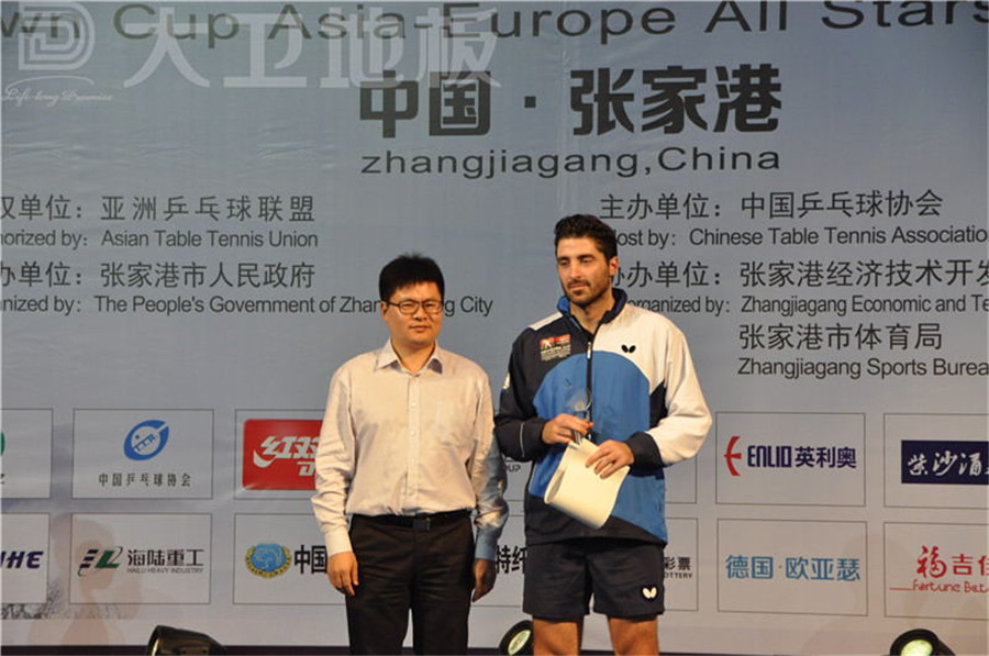 大卫地板董事长蒋卫先生（图左）作为赞助企业代表为本次比赛最受欢迎的欧洲运动员吉奥尼斯颁发了奖项.jpg